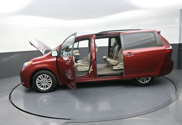 Used 2016 Toyota Sienna XLE image 36