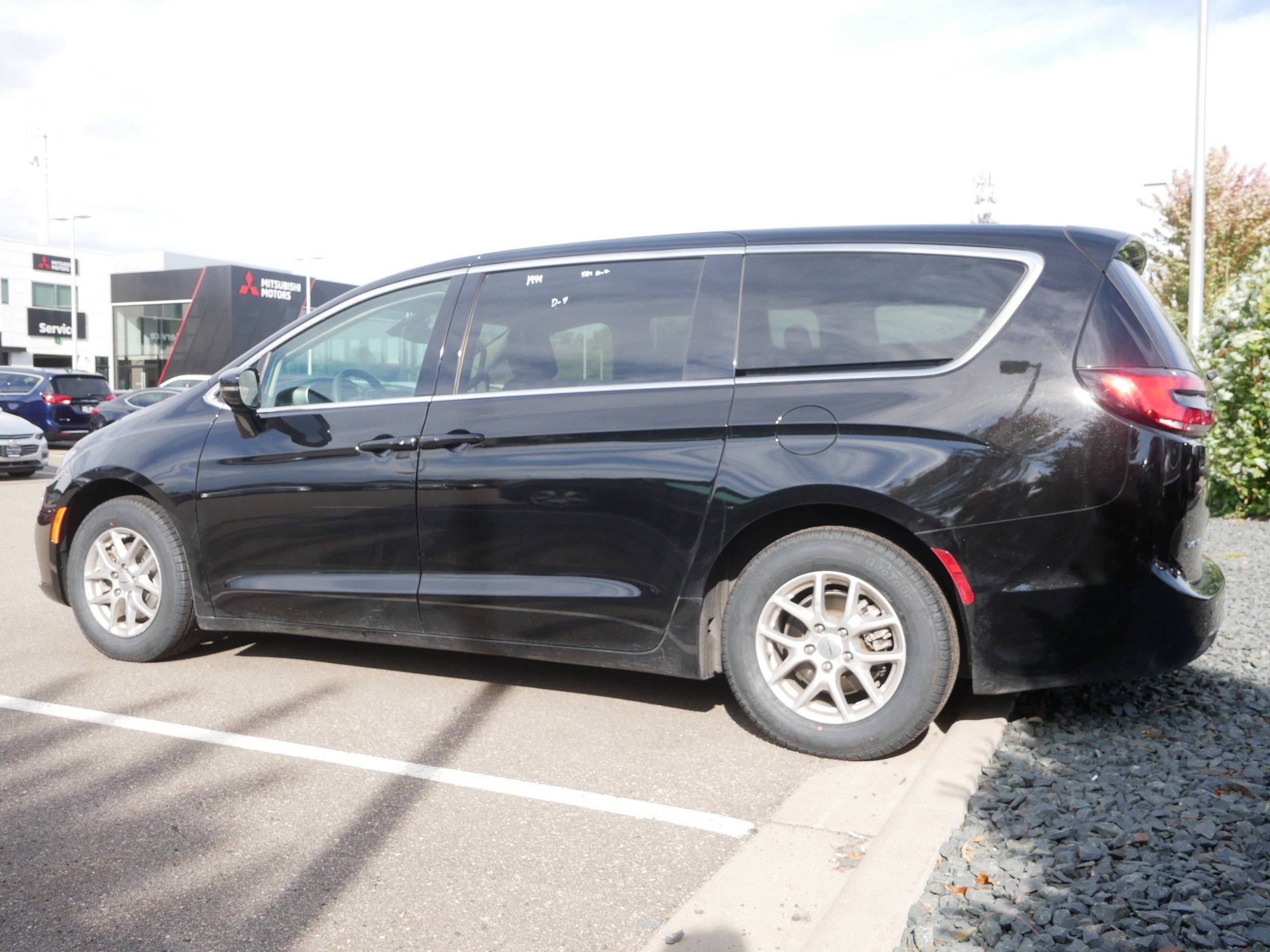 Used 2024 Chrysler Pacifica Touring-L image 3