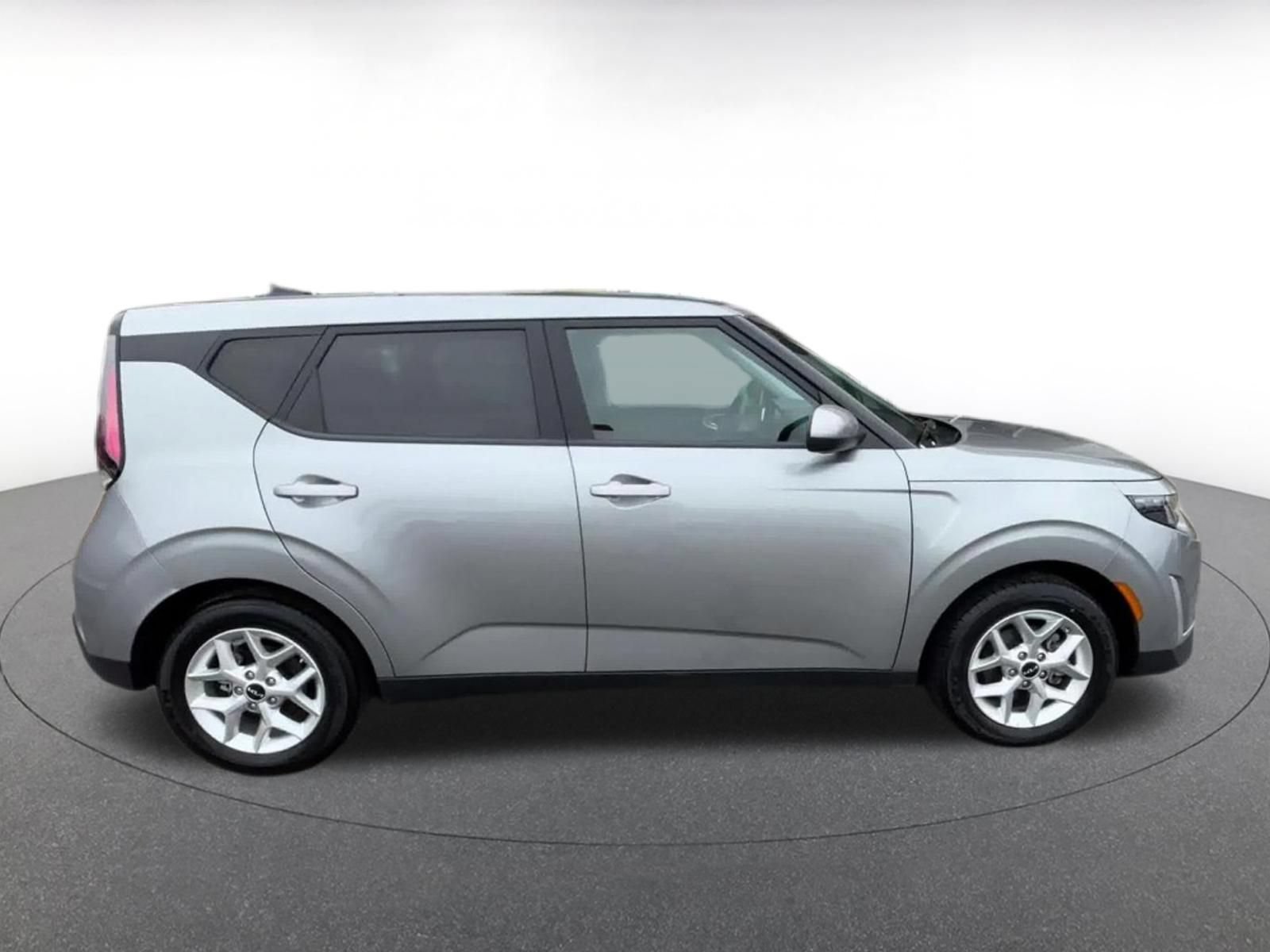 Used 2025 Kia Soul LX w/ LX Technology Package FWD image 16