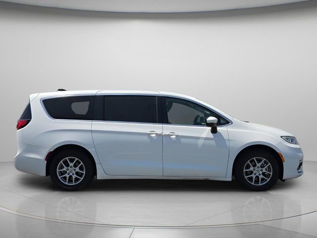 Used 2023 Chrysler Pacifica Touring-L FWD image 6