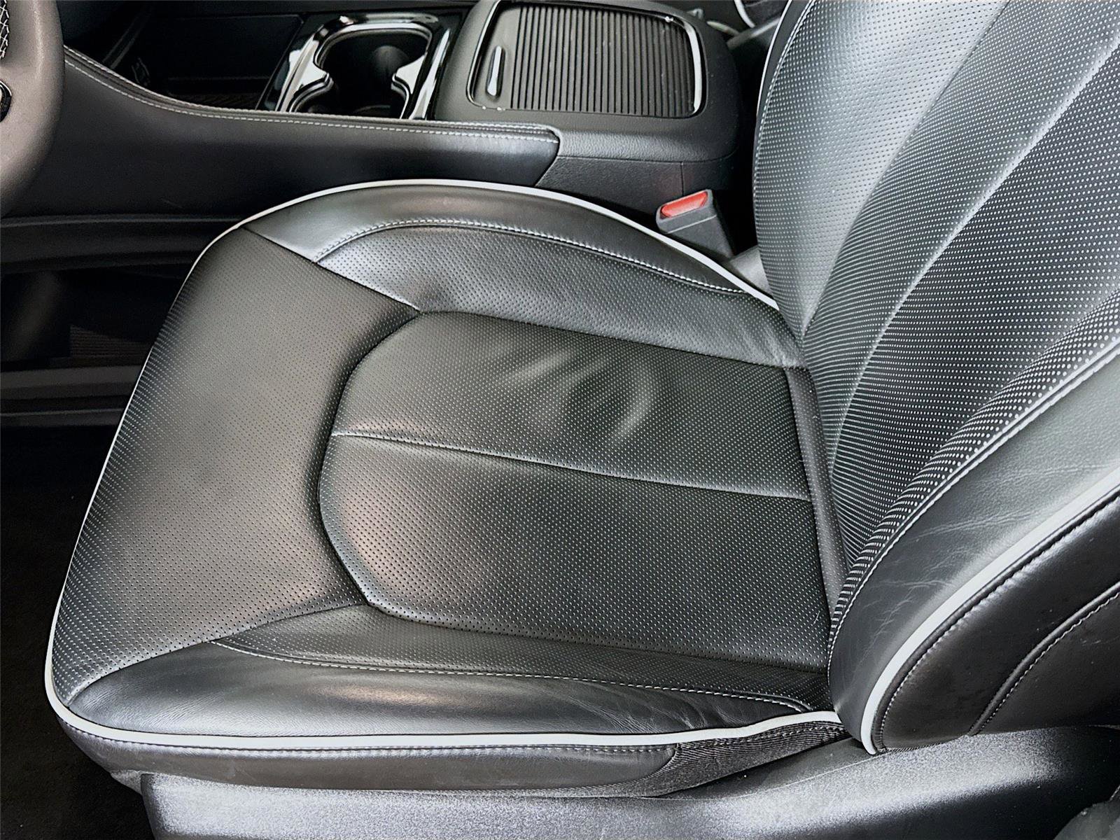 Used 2025 Chrysler Pacifica Limited image 13