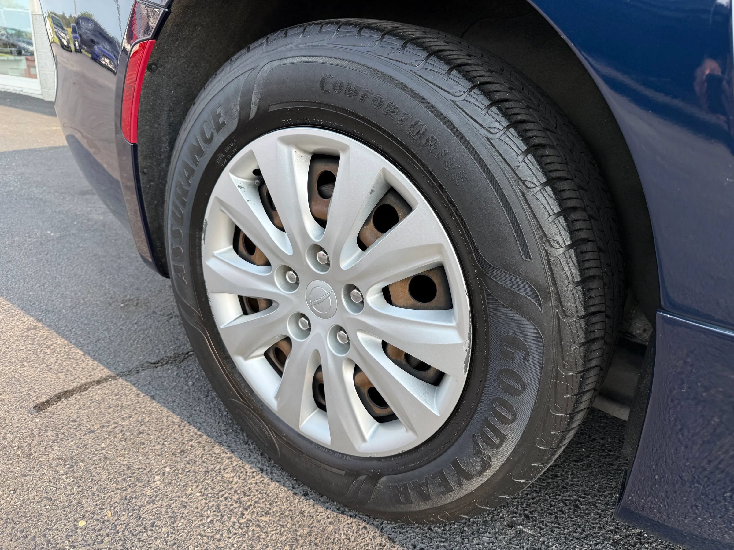 Used 2020 Chrysler Voyager L FWD image 17