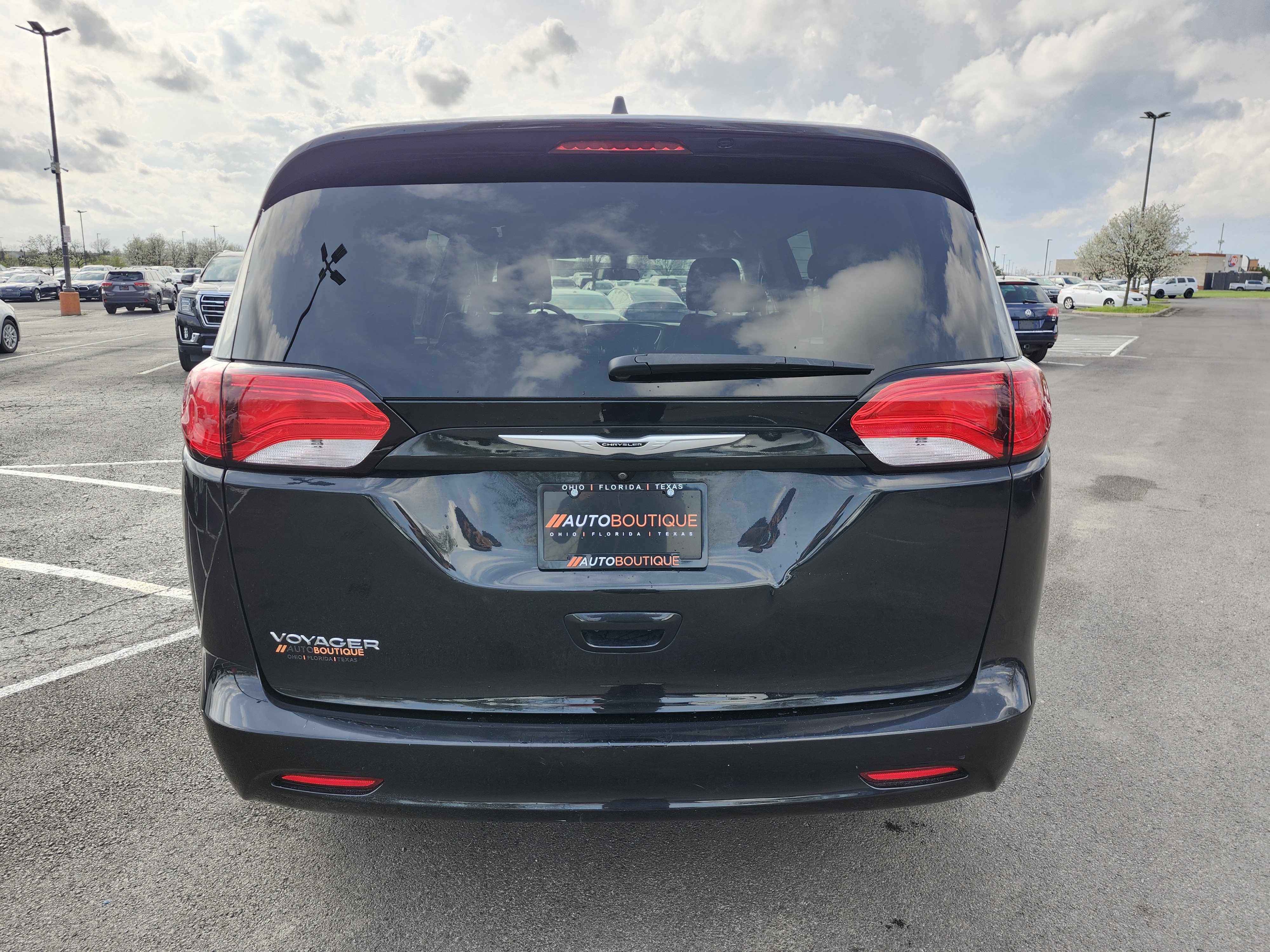 Used 2022 Chrysler Voyager LX image 9