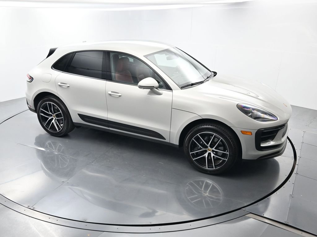 Certified 2025 Porsche Macan AWD/4WD image 40