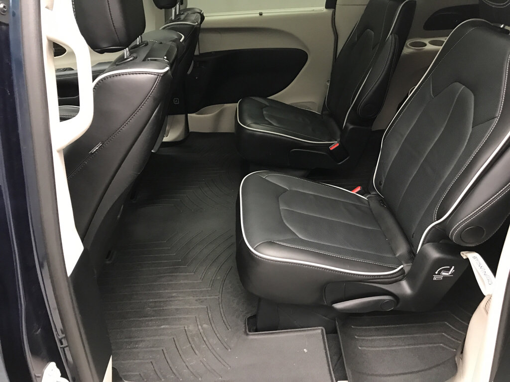 Used 2024 Chrysler Pacifica Limited w/ Uconnect Theater Family Group image 13
