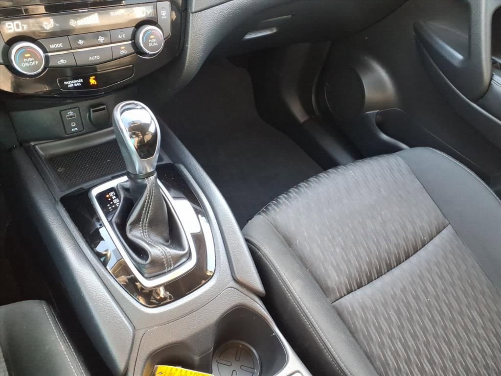 Used 2017 Nissan Rogue SV AWD/4WD image 16