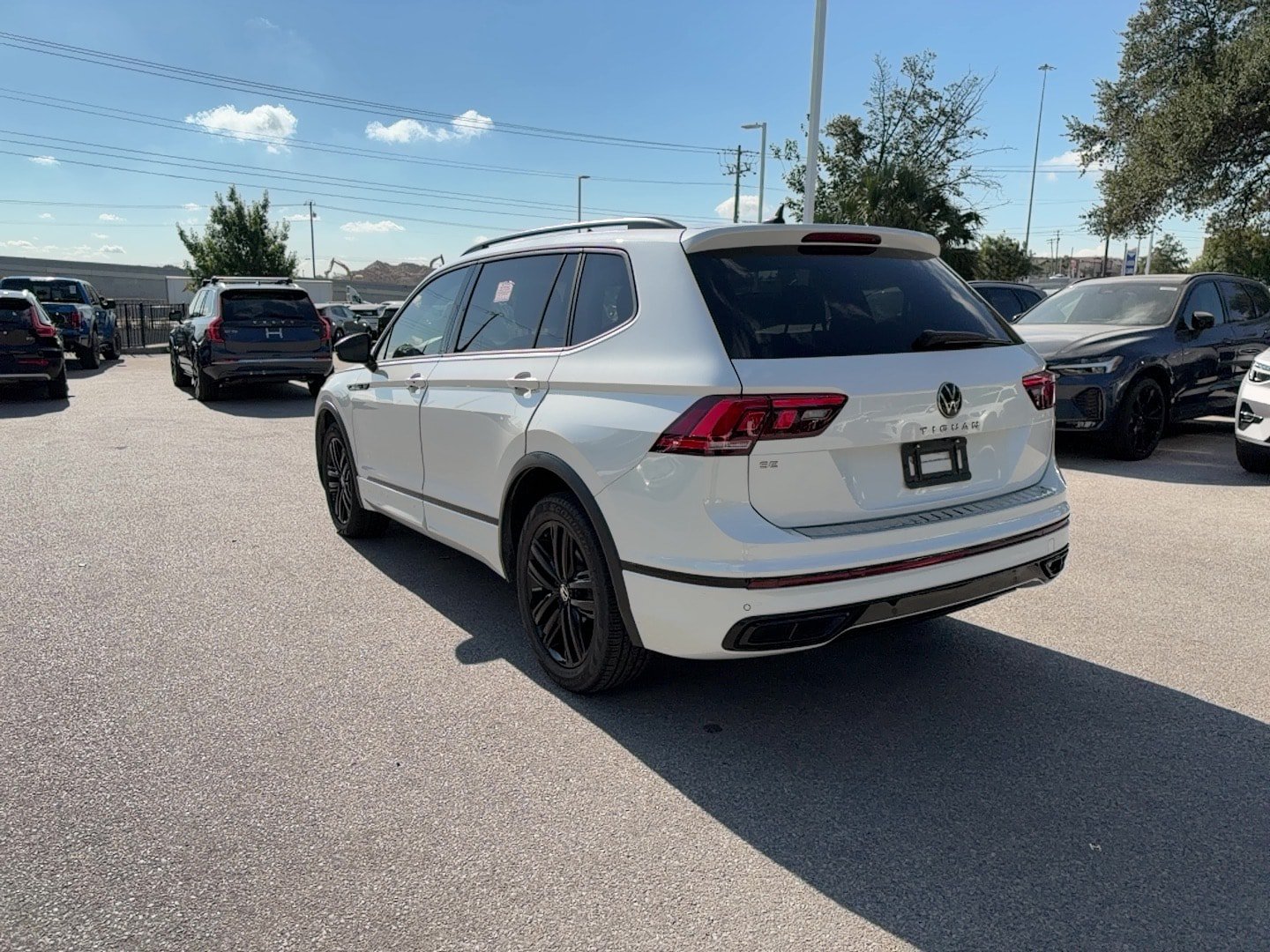 Used 2022 Volkswagen Tiguan SE R-Line FWD image 4