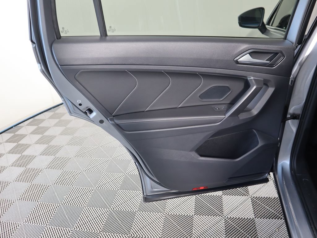 Used 2022 Volkswagen Tiguan SE w/ Panoramic Sunroof Package image 26