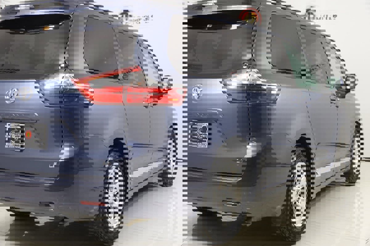 Used 2016 Toyota Sienna LE image 40