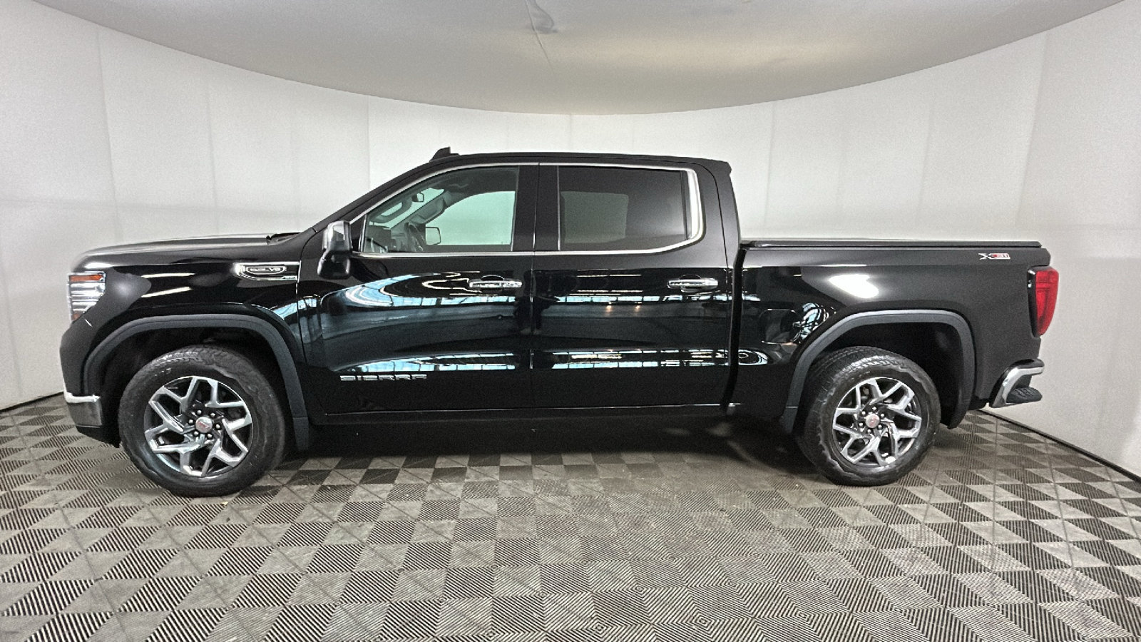 Used 2023 GMC Sierra 1500 SLT w/ SLT Convenience Package AWD/4WD image 7