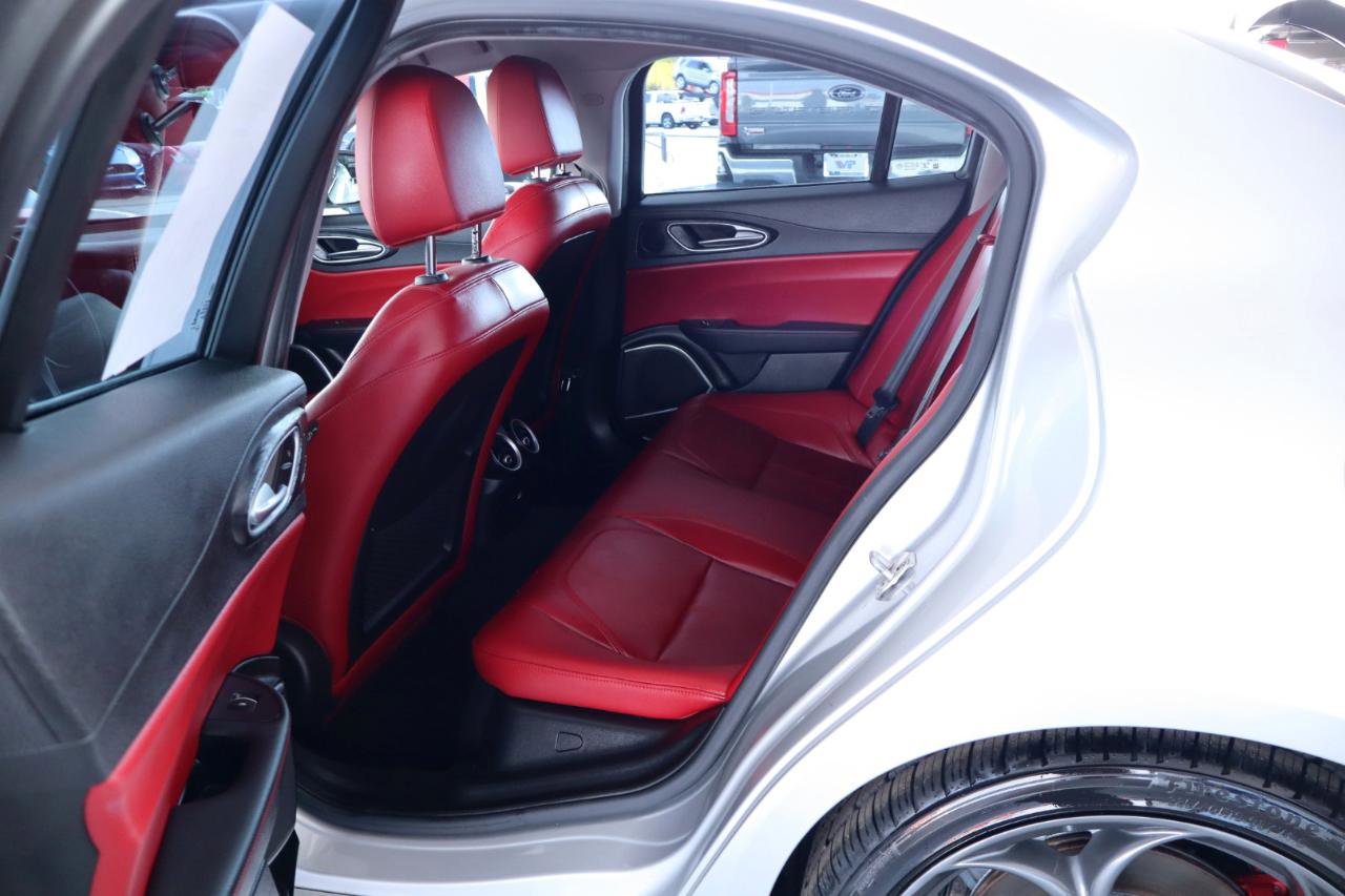 Used 2019 Alfa Romeo Giulia RWD image 28