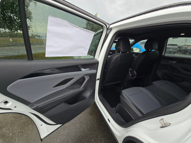 New 2025 Volkswagen Tiguan SE R-Line image 18