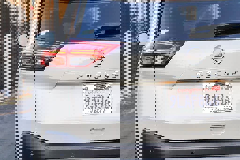 Used 2023 Nissan Rogue SV image 9