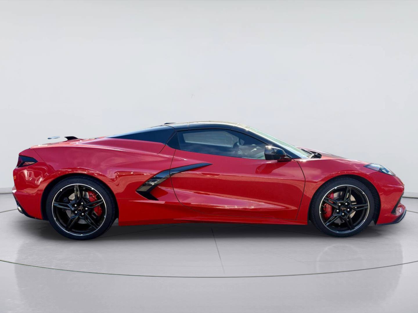 Used 2022 Chevrolet Corvette Stingray Convertible w/ Z51 Performance Package RWD image 2
