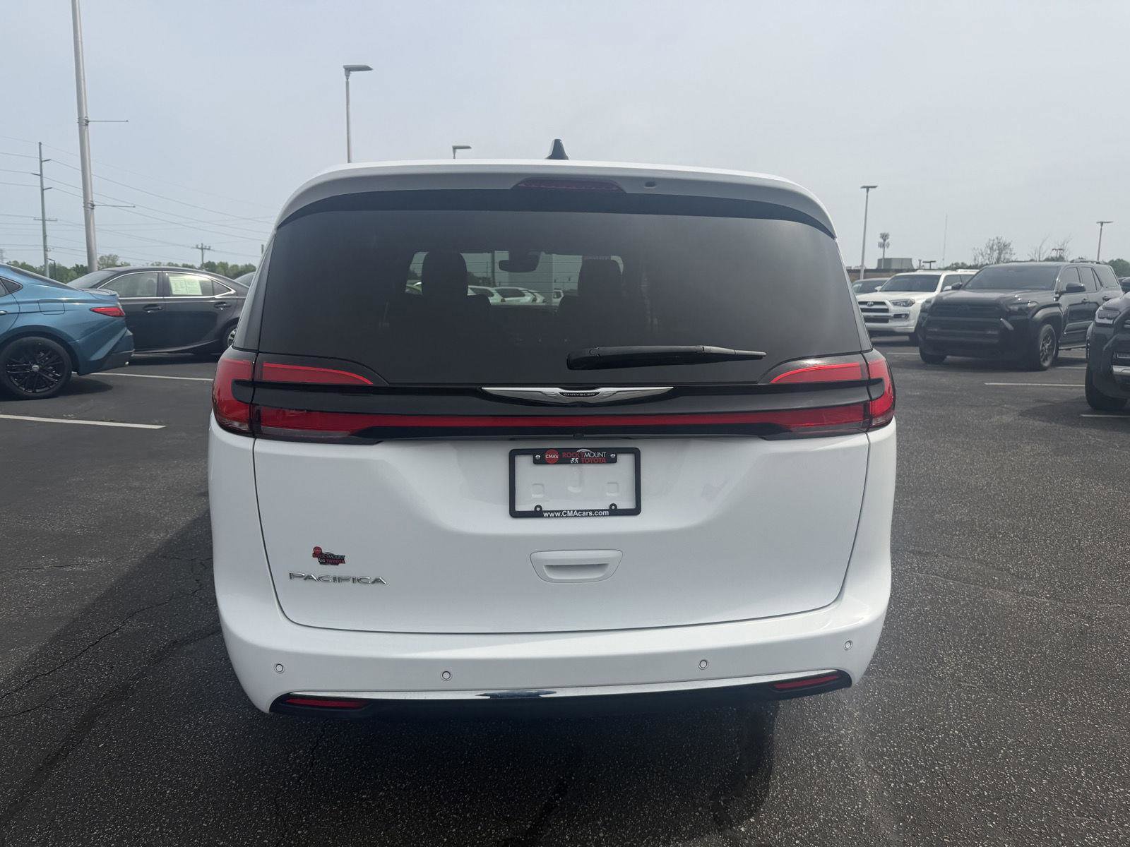Used 2025 Chrysler Pacifica Select image 6