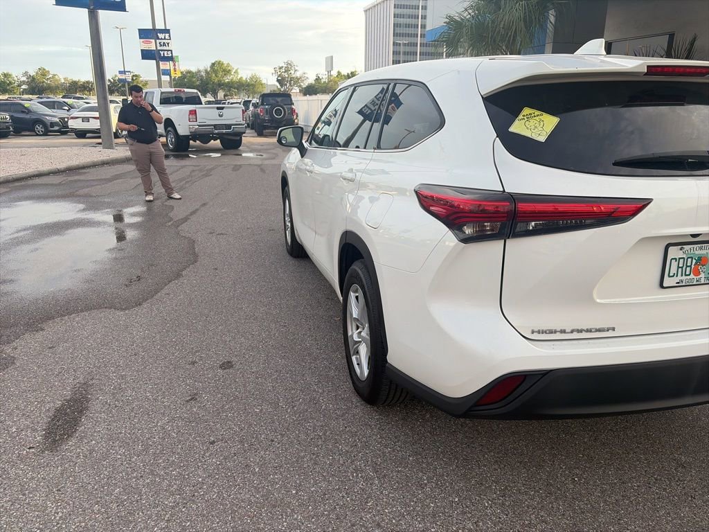 Used 2021 Toyota Highlander L image 8