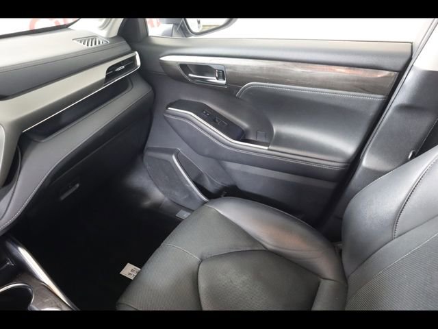 Used 2021 Toyota Highlander Limited image 16