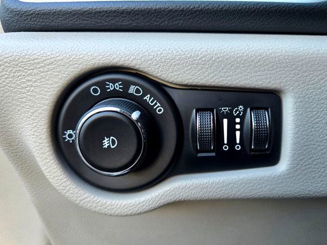 Certified 2023 Chrysler Pacifica Touring-L image 16