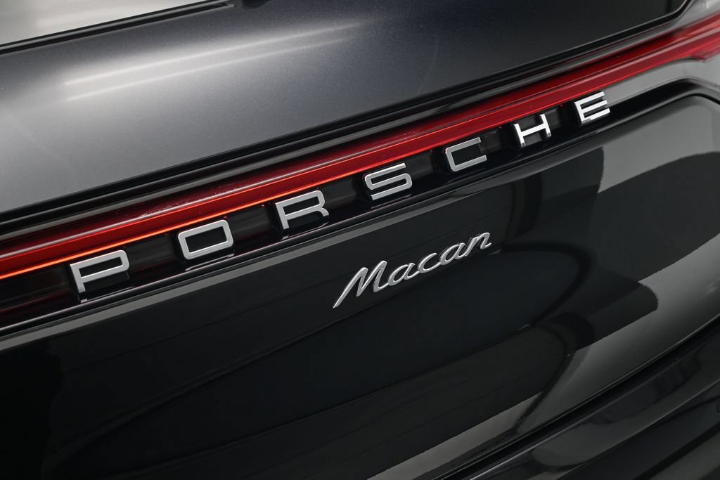 Certified 2025 Porsche Macan AWD/4WD image 30