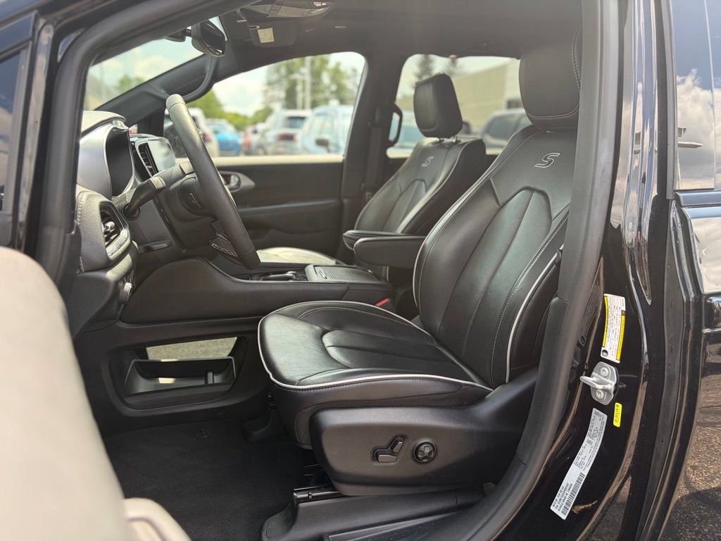 Certified 2025 Chrysler Pacifica Limited FWD image 22