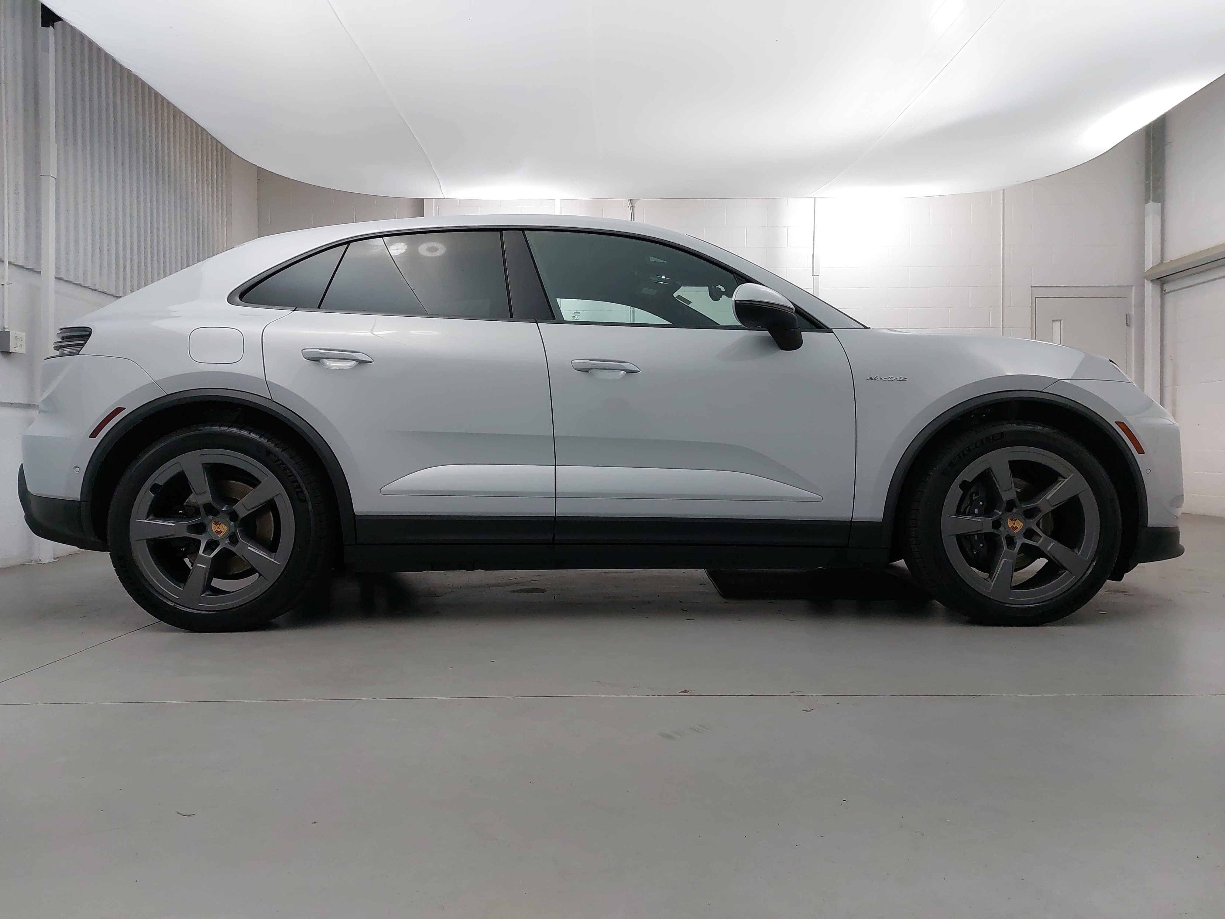 Certified 2025 Porsche Macan Electric RWD image 8