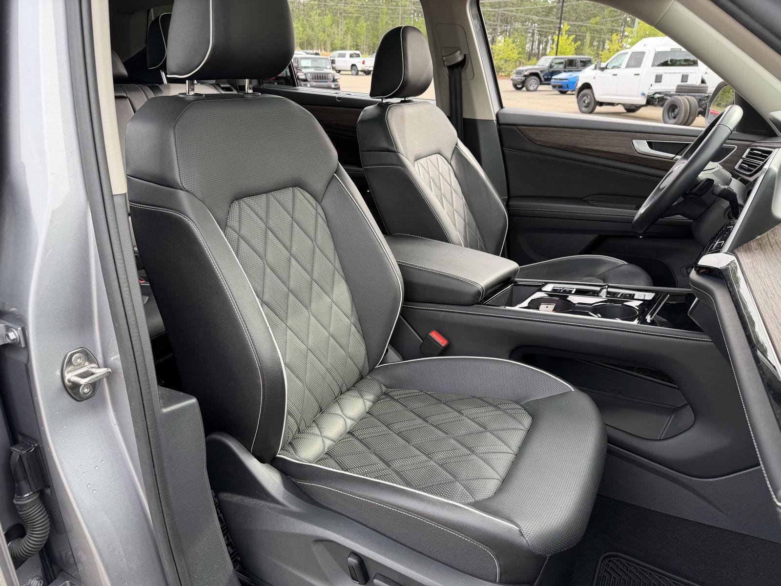 Used 2024 Volkswagen Atlas SEL Premium R-Line image 21