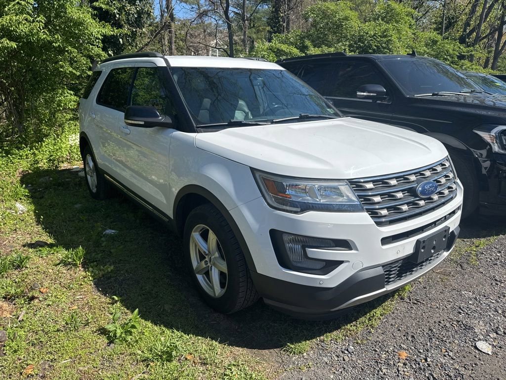 Used 2017 Ford Explorer XLT w/ Equipment Group 202A image 3