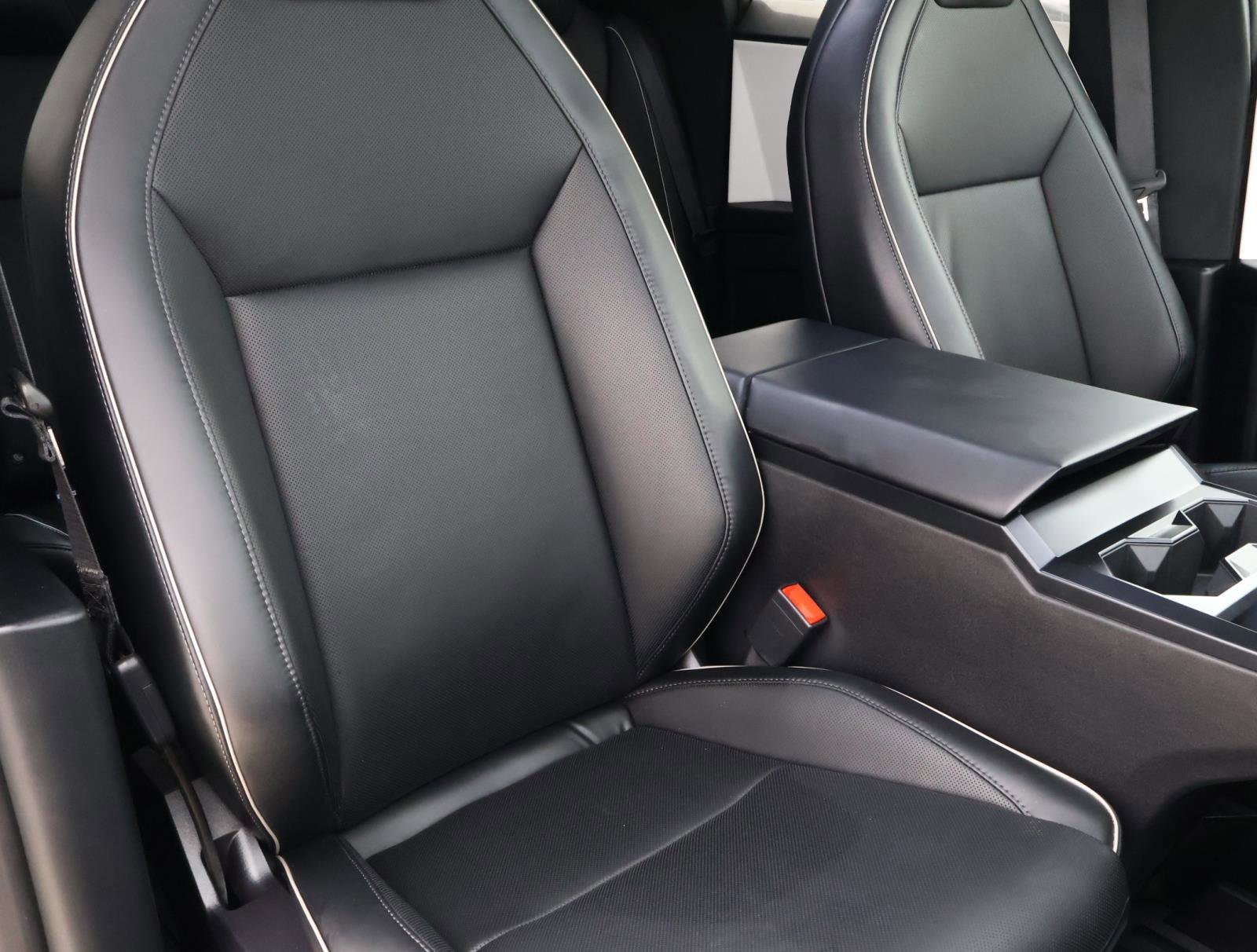 Used 2024 Tesla Cybertruck AWD Crew Cab image 18