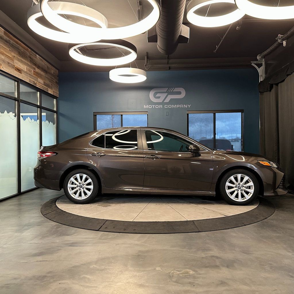 Used 2018 Toyota Camry LE FWD image 2