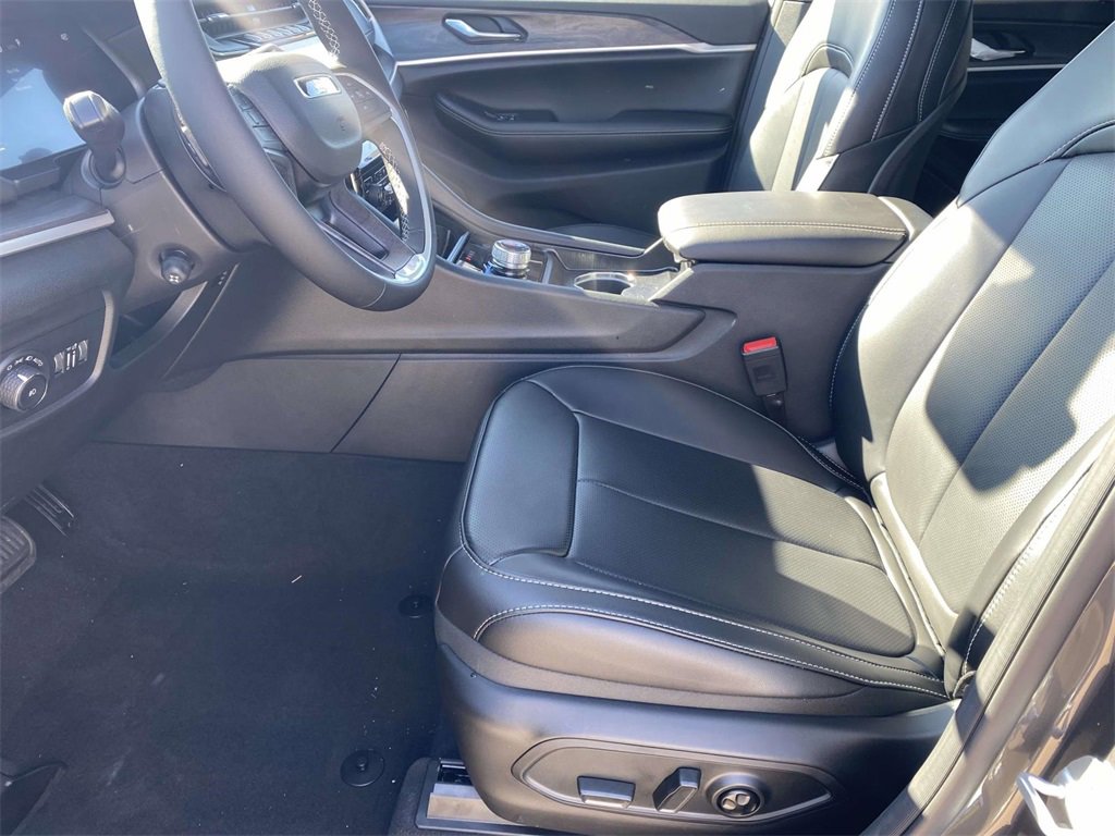 New 2025 Jeep Grand Cherokee L Limited w/ Luxury Tech Group II image 11