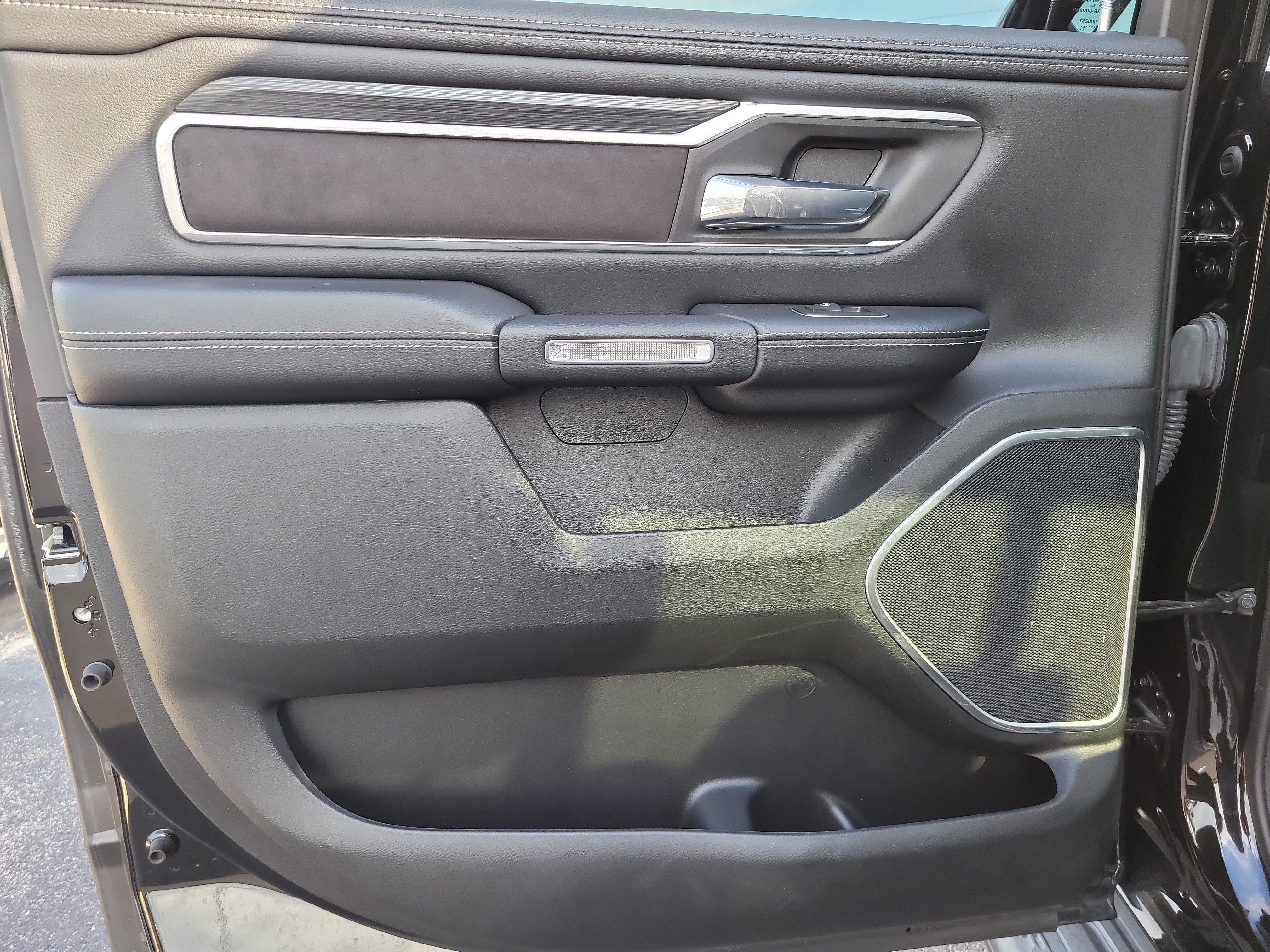 Used 2023 RAM 1500 Laramie AWD/4WD image 11