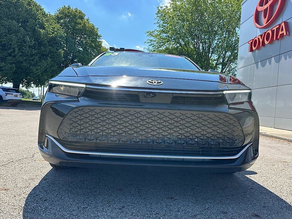 Certified 2025 Toyota Crown AWD/4WD image 8