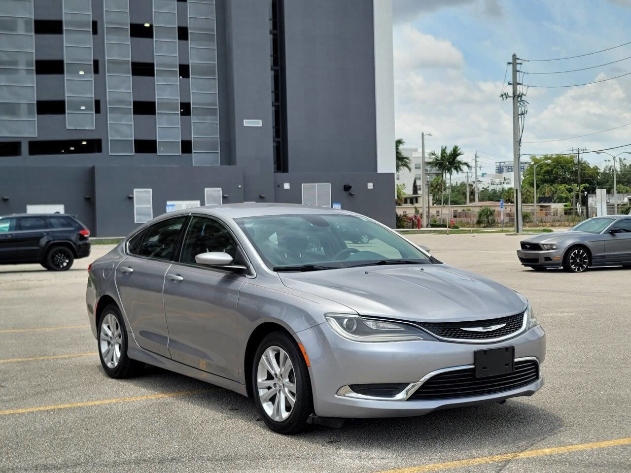 Used 2015 Chrysler 200 Limited FWD image 4
