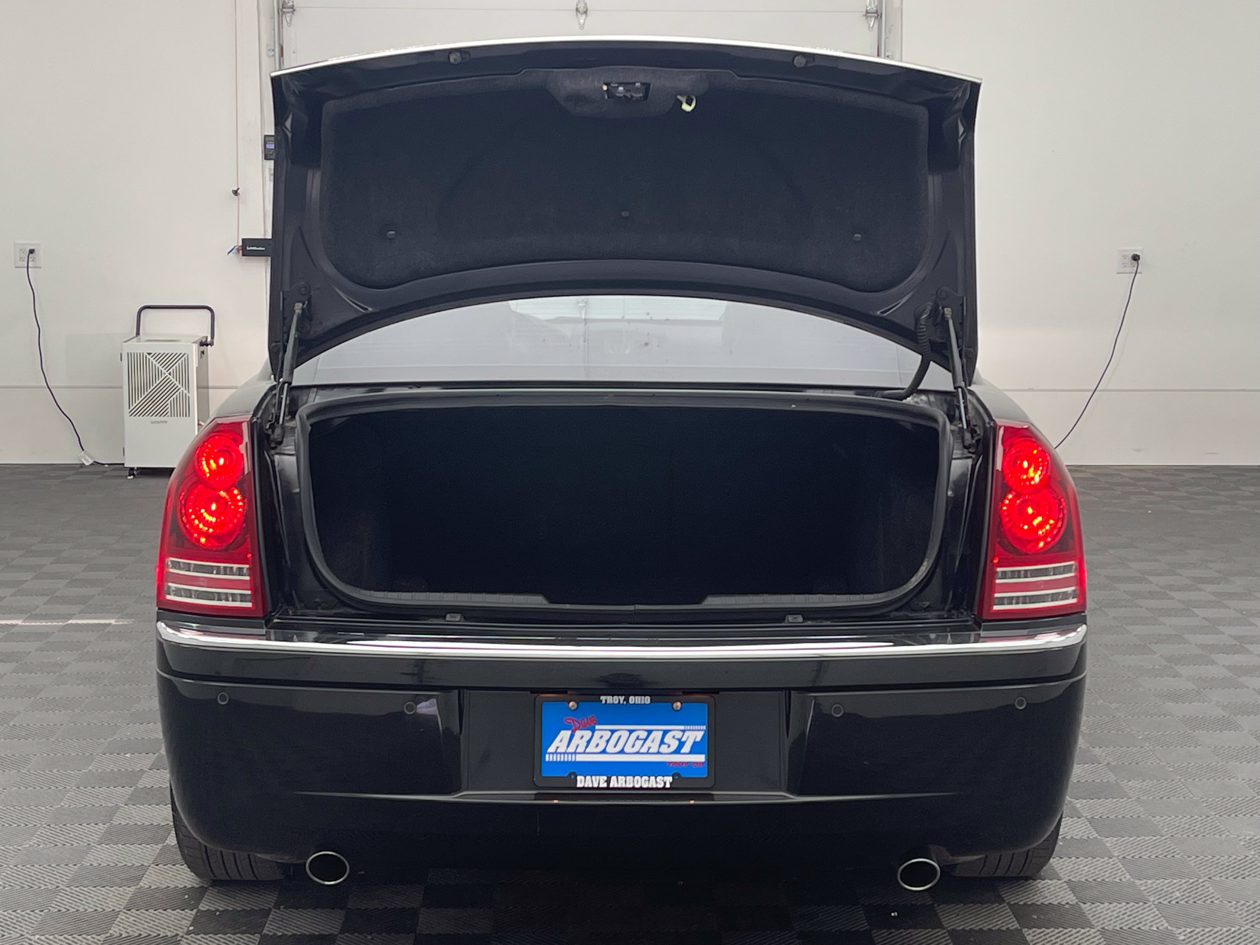 Used 2009 Chrysler 300 C w/ Luxury Group II RWD image 10