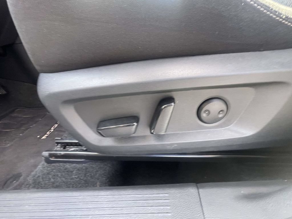 Used 2025 Nissan Rogue SV FWD image 18