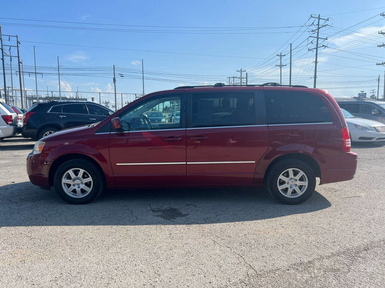 Used 2010 Chrysler Town & Country Touring image 6