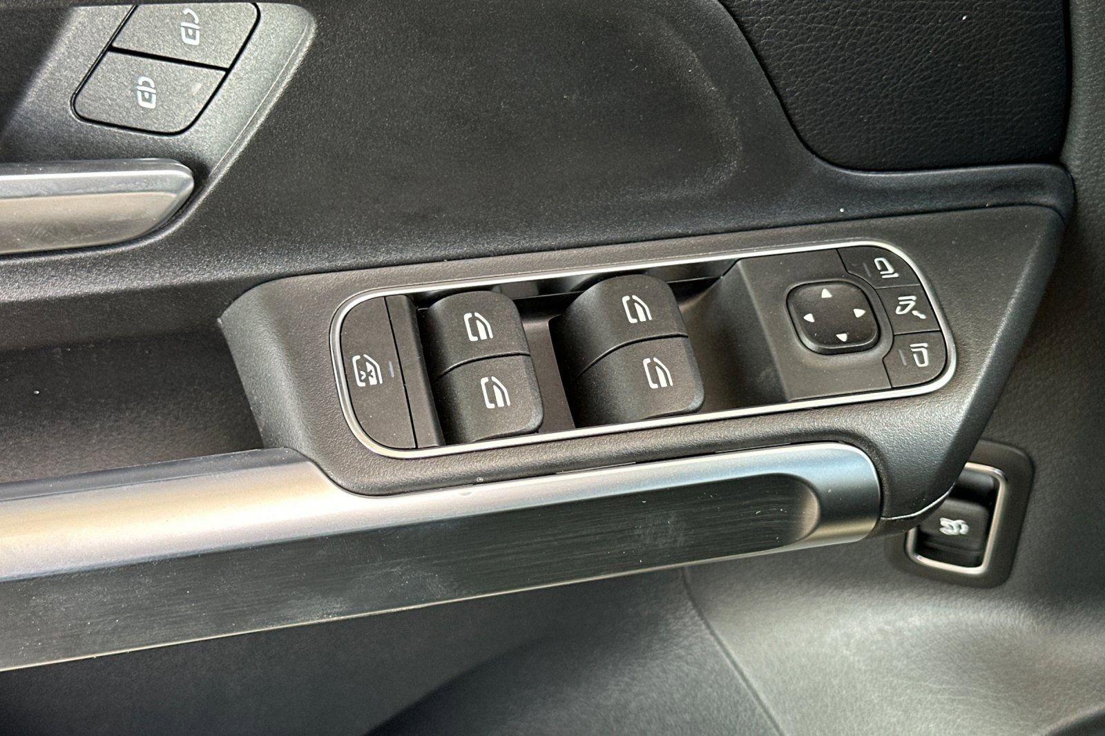 New 2025 Mercedes-Benz GLB 250 image 21