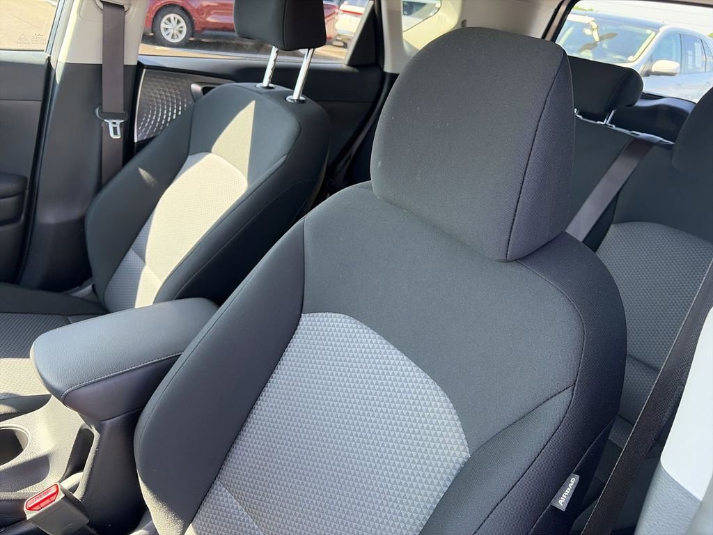 Used 2025 Kia Soul LX w/ LX Technology Package FWD image 11
