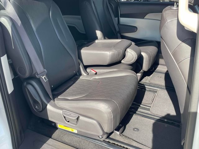 Used 2024 Kia Carnival LX FWD image 9