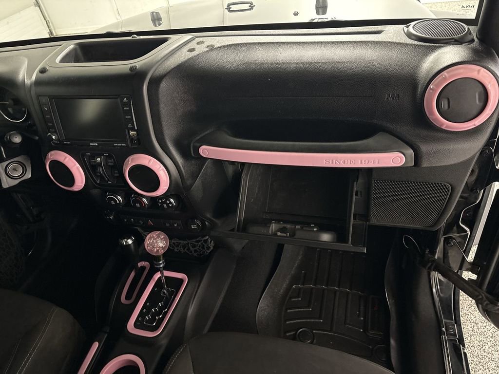 Used 2015 Jeep Wrangler Unlimited Sahara w/ Dual Top Group AWD/4WD image 19
