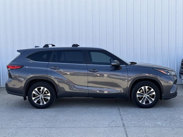 Used 2023 Toyota Highlander XLE image 3