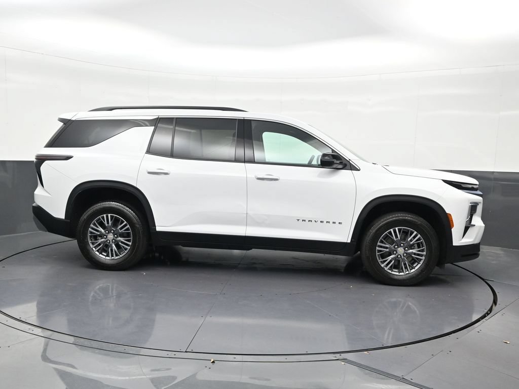 Used 2025 Chevrolet Traverse LT FWD image 7