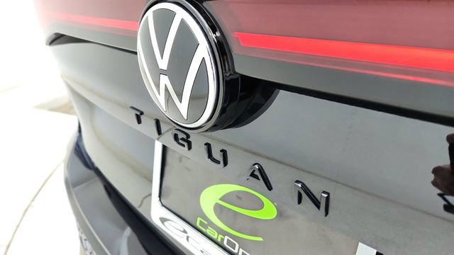 Used 2025 Volkswagen Tiguan SE R-Line image 16