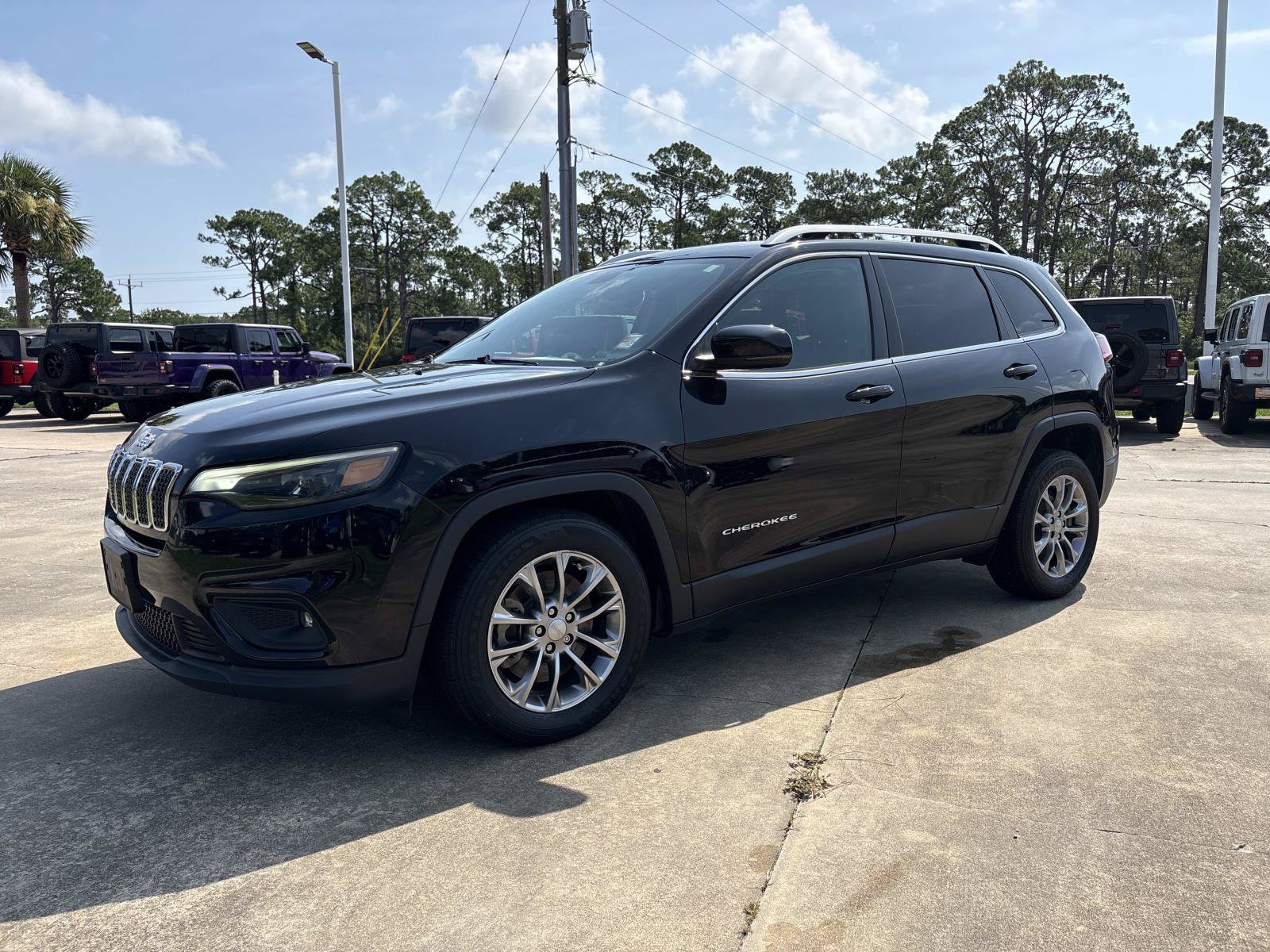 Used 2019 Jeep Cherokee Latitude Plus w/ Comfort/Convenience Group FWD image 7