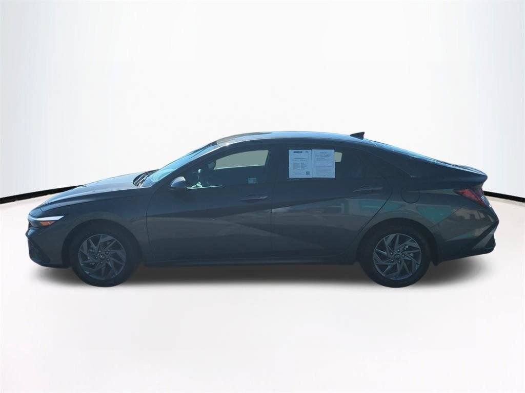 Used 2025 Hyundai Elantra Hybrid FWD image 8