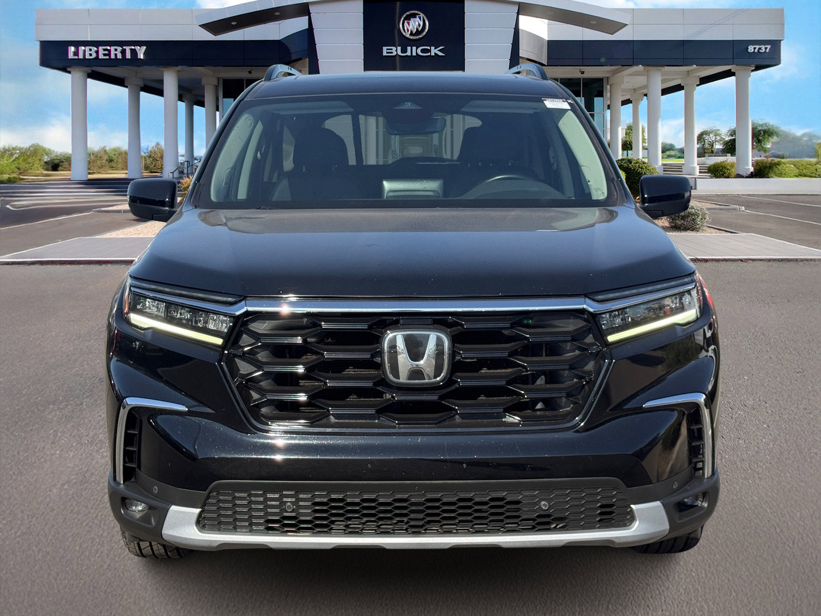 Used 2025 Honda Pilot Touring image 4