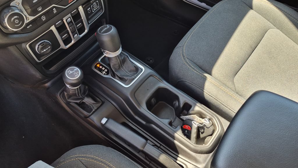 Used 2025 Jeep Gladiator Sport AWD/4WD image 14