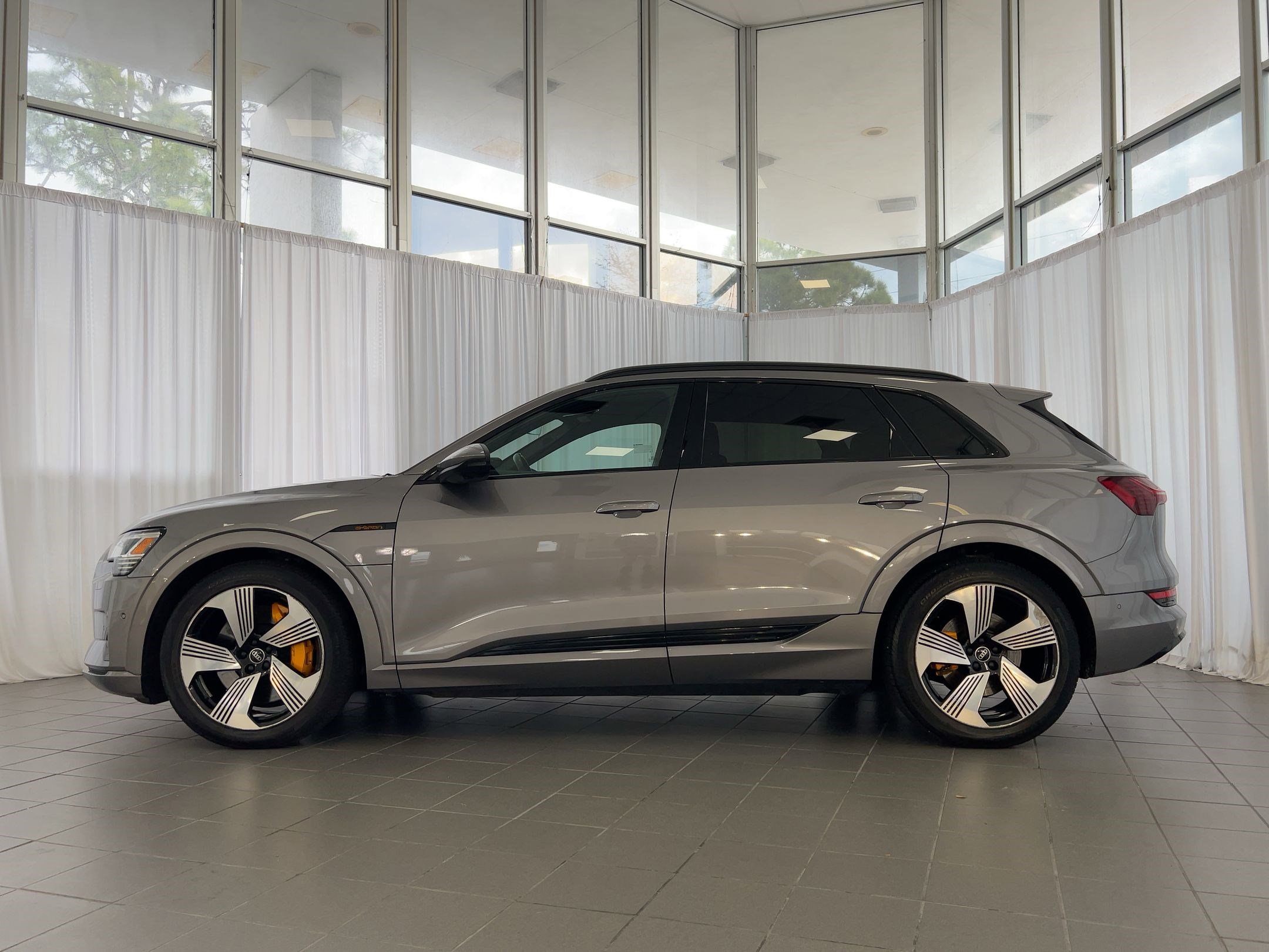 Used 2022 Audi e-tron Premium Plus w/ Premium Plus Package image 2