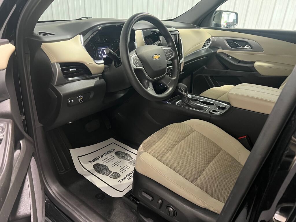 Used 2022 Chevrolet Traverse LS image 2
