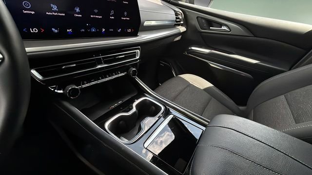 Used 2024 Chevrolet Traverse LT w/ Enhanced Driving Package FWD image 14